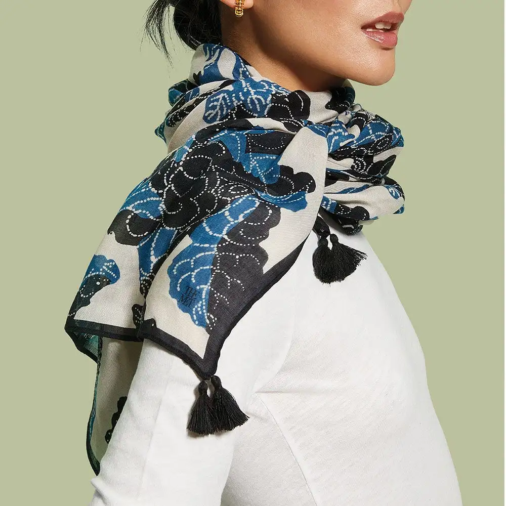 The Metropolitan Museum Of Art Blue & White Stylized Birds Oversize Oblong Scarf 7 The Metropolitan Museum Of Art Blue & White Stylized Birds Oversize Oblong Scarf - Image 5